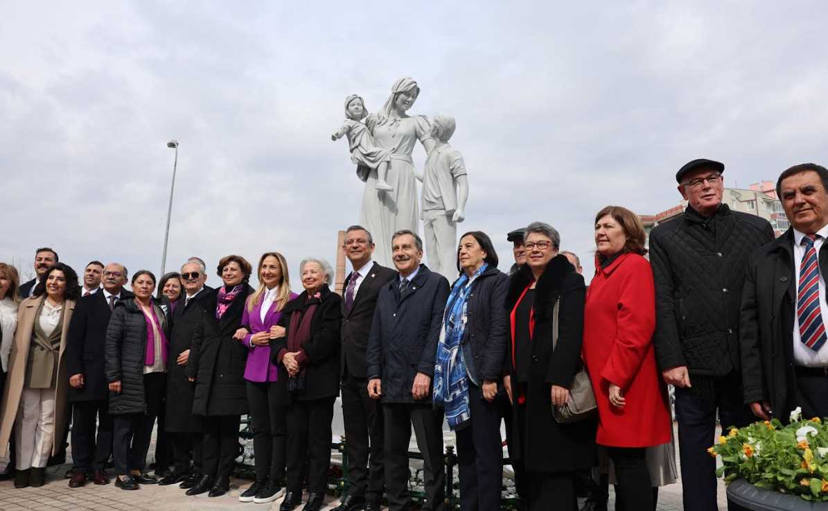 Eskişehir Büyükşehir Belediyesi’nin 8 Mart Dünya Kadınlar Günü etkinlikleri kapsamında oluşturulan “Annelerimize ve Kadınlarımıza Saygı ve Şükran Anıtı”nın açılışı CHP Genel Başkanı Özgür Özel’in katılımıyla gerçekleştirildi. 

8 Mart Dünya Kadınlar Günü’nde Eskişehir’in kalbi olan Ulus Meydanı’ndaki‘Annelerimize ve Kadınlarımıza Saygı ve Şükran Anıtı’ görkemli bir törenle açıldı.
Açılışa CHP Genel Başkanı Özgür Özel, CHP Genel Başkan Yardımcısı ve Kadın Kolları Genel Başkanı Aylin Nazlıaka, Eskişehir MilletvekilleriUtku Çakırözer, Jale Nur Süllü ve İbrahim Arslan,Eskişehir Büyükşehir Belediye Başkanı Prof. Dr. Yılmaz Büyükerşen ve eşi Seyhan Büyükerşen, Büyükşehir Belediye Başkan Adayı Av. Ayşe Ünlüce, Tepebaşı Belediye Başkanı Ahmet Ataç, Odunpazarı Belediye Başkanı Kazım Kurt, CHP İl Başkanı Talat Yalaz, ilçe belediye başkan adayları ve Eskişehirliler katıldı.
