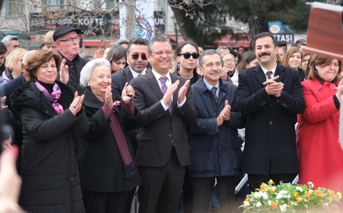 Eskişehir Büyükşehir Belediyesi’nin 8 Mart Dünya Kadınlar Günü etkinlikleri kapsamında oluşturulan “Annelerimize ve Kadınlarımıza Saygı ve Şükran Anıtı”nın açılışı CHP Genel Başkanı Özgür Özel’in katılımıyla gerçekleştirildi. 

8 Mart Dünya Kadınlar Günü’nde Eskişehir’in kalbi olan Ulus Meydanı’ndaki‘Annelerimize ve Kadınlarımıza Saygı ve Şükran Anıtı’ görkemli bir törenle açıldı.
Açılışa CHP Genel Başkanı Özgür Özel, CHP Genel Başkan Yardımcısı ve Kadın Kolları Genel Başkanı Aylin Nazlıaka, Eskişehir MilletvekilleriUtku Çakırözer, Jale Nur Süllü ve İbrahim Arslan,Eskişehir Büyükşehir Belediye Başkanı Prof. Dr. Yılmaz Büyükerşen ve eşi Seyhan Büyükerşen, Büyükşehir Belediye Başkan Adayı Av. Ayşe Ünlüce, Tepebaşı Belediye Başkanı Ahmet Ataç, Odunpazarı Belediye Başkanı Kazım Kurt, CHP İl Başkanı Talat Yalaz, ilçe belediye başkan adayları ve Eskişehirliler katıldı.
