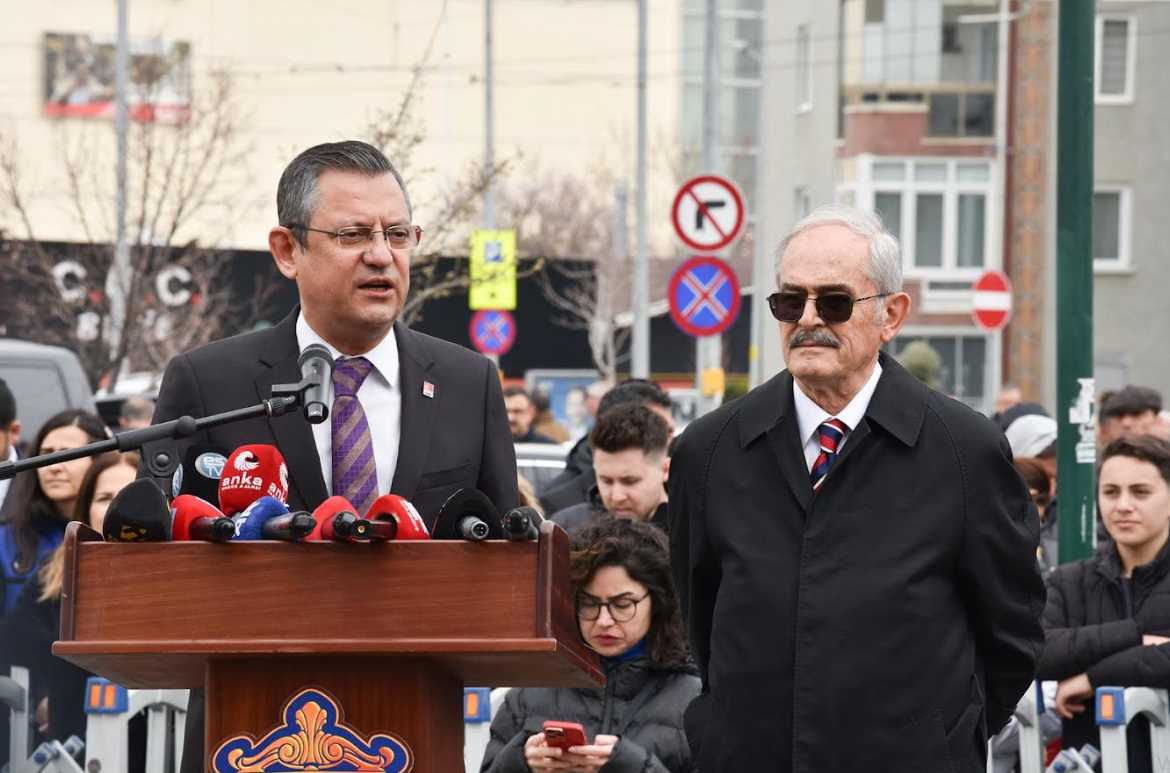 Eskişehir Büyükşehir Belediyesi’nin 8 Mart Dünya Kadınlar Günü etkinlikleri kapsamında oluşturulan “Annelerimize ve Kadınlarımıza Saygı ve Şükran Anıtı”nın açılışı CHP Genel Başkanı Özgür Özel’in katılımıyla gerçekleştirildi. 

8 Mart Dünya Kadınlar Günü’nde Eskişehir’in kalbi olan Ulus Meydanı’ndaki‘Annelerimize ve Kadınlarımıza Saygı ve Şükran Anıtı’ görkemli bir törenle açıldı.
Açılışa CHP Genel Başkanı Özgür Özel, CHP Genel Başkan Yardımcısı ve Kadın Kolları Genel Başkanı Aylin Nazlıaka, Eskişehir MilletvekilleriUtku Çakırözer, Jale Nur Süllü ve İbrahim Arslan,Eskişehir Büyükşehir Belediye Başkanı Prof. Dr. Yılmaz Büyükerşen ve eşi Seyhan Büyükerşen, Büyükşehir Belediye Başkan Adayı Av. Ayşe Ünlüce, Tepebaşı Belediye Başkanı Ahmet Ataç, Odunpazarı Belediye Başkanı Kazım Kurt, CHP İl Başkanı Talat Yalaz, ilçe belediye başkan adayları ve Eskişehirliler katıldı.
