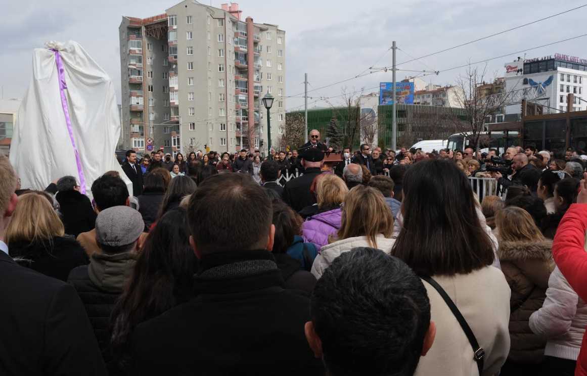 Eskişehir Büyükşehir Belediyesi’nin 8 Mart Dünya Kadınlar Günü etkinlikleri kapsamında oluşturulan “Annelerimize ve Kadınlarımıza Saygı ve Şükran Anıtı”nın açılışı CHP Genel Başkanı Özgür Özel’in katılımıyla gerçekleştirildi. 

8 Mart Dünya Kadınlar Günü’nde Eskişehir’in kalbi olan Ulus Meydanı’ndaki‘Annelerimize ve Kadınlarımıza Saygı ve Şükran Anıtı’ görkemli bir törenle açıldı.
Açılışa CHP Genel Başkanı Özgür Özel, CHP Genel Başkan Yardımcısı ve Kadın Kolları Genel Başkanı Aylin Nazlıaka, Eskişehir MilletvekilleriUtku Çakırözer, Jale Nur Süllü ve İbrahim Arslan,Eskişehir Büyükşehir Belediye Başkanı Prof. Dr. Yılmaz Büyükerşen ve eşi Seyhan Büyükerşen, Büyükşehir Belediye Başkan Adayı Av. Ayşe Ünlüce, Tepebaşı Belediye Başkanı Ahmet Ataç, Odunpazarı Belediye Başkanı Kazım Kurt, CHP İl Başkanı Talat Yalaz, ilçe belediye başkan adayları ve Eskişehirliler katıldı.
