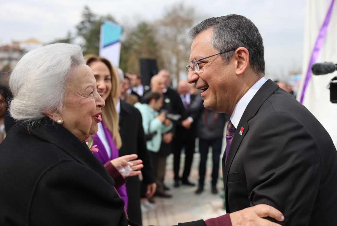 Eskişehir Büyükşehir Belediyesi’nin 8 Mart Dünya Kadınlar Günü etkinlikleri kapsamında oluşturulan “Annelerimize ve Kadınlarımıza Saygı ve Şükran Anıtı”nın açılışı CHP Genel Başkanı Özgür Özel’in katılımıyla gerçekleştirildi. 

8 Mart Dünya Kadınlar Günü’nde Eskişehir’in kalbi olan Ulus Meydanı’ndaki‘Annelerimize ve Kadınlarımıza Saygı ve Şükran Anıtı’ görkemli bir törenle açıldı.
Açılışa CHP Genel Başkanı Özgür Özel, CHP Genel Başkan Yardımcısı ve Kadın Kolları Genel Başkanı Aylin Nazlıaka, Eskişehir MilletvekilleriUtku Çakırözer, Jale Nur Süllü ve İbrahim Arslan,Eskişehir Büyükşehir Belediye Başkanı Prof. Dr. Yılmaz Büyükerşen ve eşi Seyhan Büyükerşen, Büyükşehir Belediye Başkan Adayı Av. Ayşe Ünlüce, Tepebaşı Belediye Başkanı Ahmet Ataç, Odunpazarı Belediye Başkanı Kazım Kurt, CHP İl Başkanı Talat Yalaz, ilçe belediye başkan adayları ve Eskişehirliler katıldı.
