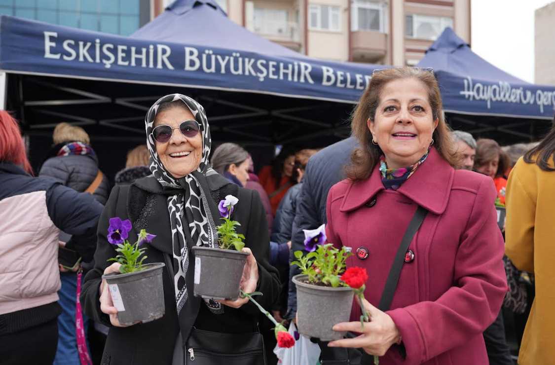 Eskişehir Büyükşehir Belediyesi’nin 8 Mart Dünya Kadınlar Günü etkinlikleri kapsamında oluşturulan “Annelerimize ve Kadınlarımıza Saygı ve Şükran Anıtı”nın açılışı CHP Genel Başkanı Özgür Özel’in katılımıyla gerçekleştirildi. 

8 Mart Dünya Kadınlar Günü’nde Eskişehir’in kalbi olan Ulus Meydanı’ndaki‘Annelerimize ve Kadınlarımıza Saygı ve Şükran Anıtı’ görkemli bir törenle açıldı.
Açılışa CHP Genel Başkanı Özgür Özel, CHP Genel Başkan Yardımcısı ve Kadın Kolları Genel Başkanı Aylin Nazlıaka, Eskişehir MilletvekilleriUtku Çakırözer, Jale Nur Süllü ve İbrahim Arslan,Eskişehir Büyükşehir Belediye Başkanı Prof. Dr. Yılmaz Büyükerşen ve eşi Seyhan Büyükerşen, Büyükşehir Belediye Başkan Adayı Av. Ayşe Ünlüce, Tepebaşı Belediye Başkanı Ahmet Ataç, Odunpazarı Belediye Başkanı Kazım Kurt, CHP İl Başkanı Talat Yalaz, ilçe belediye başkan adayları ve Eskişehirliler katıldı.
