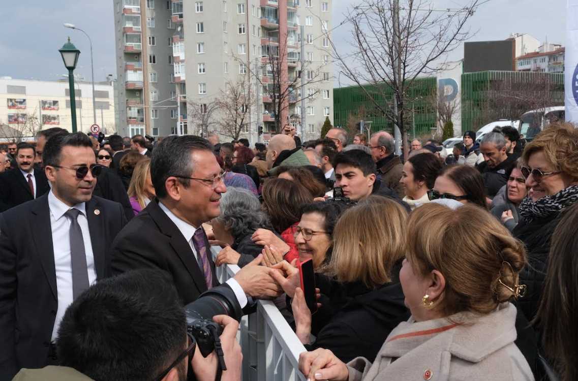 Eskişehir Büyükşehir Belediyesi’nin 8 Mart Dünya Kadınlar Günü etkinlikleri kapsamında oluşturulan “Annelerimize ve Kadınlarımıza Saygı ve Şükran Anıtı”nın açılışı CHP Genel Başkanı Özgür Özel’in katılımıyla gerçekleştirildi. 

8 Mart Dünya Kadınlar Günü’nde Eskişehir’in kalbi olan Ulus Meydanı’ndaki‘Annelerimize ve Kadınlarımıza Saygı ve Şükran Anıtı’ görkemli bir törenle açıldı.
Açılışa CHP Genel Başkanı Özgür Özel, CHP Genel Başkan Yardımcısı ve Kadın Kolları Genel Başkanı Aylin Nazlıaka, Eskişehir MilletvekilleriUtku Çakırözer, Jale Nur Süllü ve İbrahim Arslan,Eskişehir Büyükşehir Belediye Başkanı Prof. Dr. Yılmaz Büyükerşen ve eşi Seyhan Büyükerşen, Büyükşehir Belediye Başkan Adayı Av. Ayşe Ünlüce, Tepebaşı Belediye Başkanı Ahmet Ataç, Odunpazarı Belediye Başkanı Kazım Kurt, CHP İl Başkanı Talat Yalaz, ilçe belediye başkan adayları ve Eskişehirliler katıldı.
