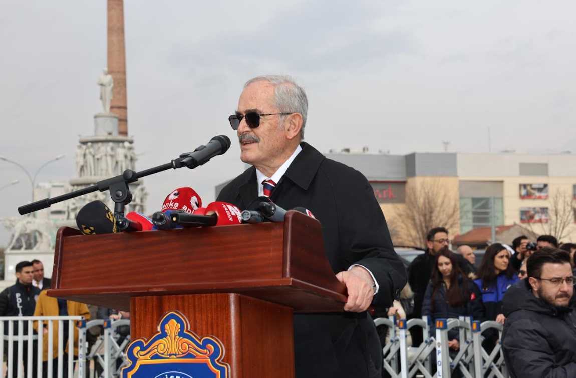 Eskişehir Büyükşehir Belediyesi’nin 8 Mart Dünya Kadınlar Günü etkinlikleri kapsamında oluşturulan “Annelerimize ve Kadınlarımıza Saygı ve Şükran Anıtı”nın açılışı CHP Genel Başkanı Özgür Özel’in katılımıyla gerçekleştirildi. 

8 Mart Dünya Kadınlar Günü’nde Eskişehir’in kalbi olan Ulus Meydanı’ndaki‘Annelerimize ve Kadınlarımıza Saygı ve Şükran Anıtı’ görkemli bir törenle açıldı.
Açılışa CHP Genel Başkanı Özgür Özel, CHP Genel Başkan Yardımcısı ve Kadın Kolları Genel Başkanı Aylin Nazlıaka, Eskişehir MilletvekilleriUtku Çakırözer, Jale Nur Süllü ve İbrahim Arslan,Eskişehir Büyükşehir Belediye Başkanı Prof. Dr. Yılmaz Büyükerşen ve eşi Seyhan Büyükerşen, Büyükşehir Belediye Başkan Adayı Av. Ayşe Ünlüce, Tepebaşı Belediye Başkanı Ahmet Ataç, Odunpazarı Belediye Başkanı Kazım Kurt, CHP İl Başkanı Talat Yalaz, ilçe belediye başkan adayları ve Eskişehirliler katıldı.
