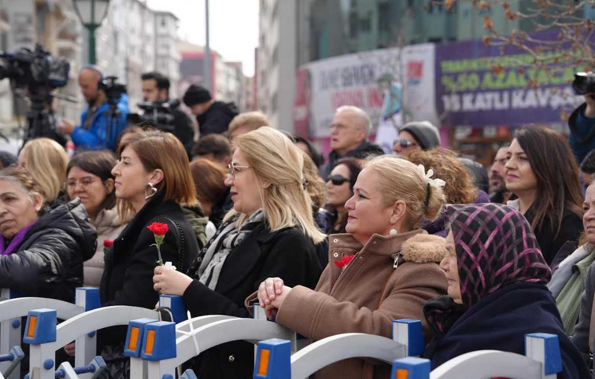 Eskişehir Büyükşehir Belediyesi’nin 8 Mart Dünya Kadınlar Günü etkinlikleri kapsamında oluşturulan “Annelerimize ve Kadınlarımıza Saygı ve Şükran Anıtı”nın açılışı CHP Genel Başkanı Özgür Özel’in katılımıyla gerçekleştirildi. 

8 Mart Dünya Kadınlar Günü’nde Eskişehir’in kalbi olan Ulus Meydanı’ndaki‘Annelerimize ve Kadınlarımıza Saygı ve Şükran Anıtı’ görkemli bir törenle açıldı.
Açılışa CHP Genel Başkanı Özgür Özel, CHP Genel Başkan Yardımcısı ve Kadın Kolları Genel Başkanı Aylin Nazlıaka, Eskişehir MilletvekilleriUtku Çakırözer, Jale Nur Süllü ve İbrahim Arslan,Eskişehir Büyükşehir Belediye Başkanı Prof. Dr. Yılmaz Büyükerşen ve eşi Seyhan Büyükerşen, Büyükşehir Belediye Başkan Adayı Av. Ayşe Ünlüce, Tepebaşı Belediye Başkanı Ahmet Ataç, Odunpazarı Belediye Başkanı Kazım Kurt, CHP İl Başkanı Talat Yalaz, ilçe belediye başkan adayları ve Eskişehirliler katıldı.
