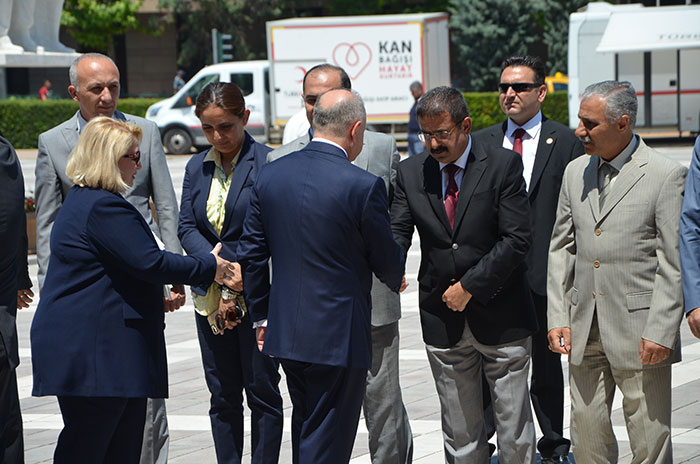 Yayınlanan son Valiler Kararnamesi ile Mersin Valiliği'nden Eskişehir Valiliği'ne atan atanan Vali Özdemir Çakacak bugün görevine başladı. 