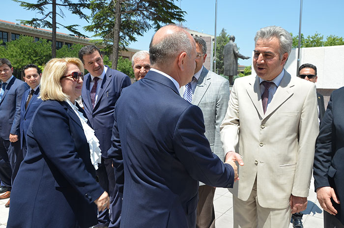 Yayınlanan son Valiler Kararnamesi ile Mersin Valiliği'nden Eskişehir Valiliği'ne atan atanan Vali Özdemir Çakacak bugün görevine başladı. 