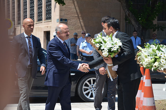 Yayınlanan son Valiler Kararnamesi ile Mersin Valiliği'nden Eskişehir Valiliği'ne atan atanan Vali Özdemir Çakacak bugün görevine başladı. 