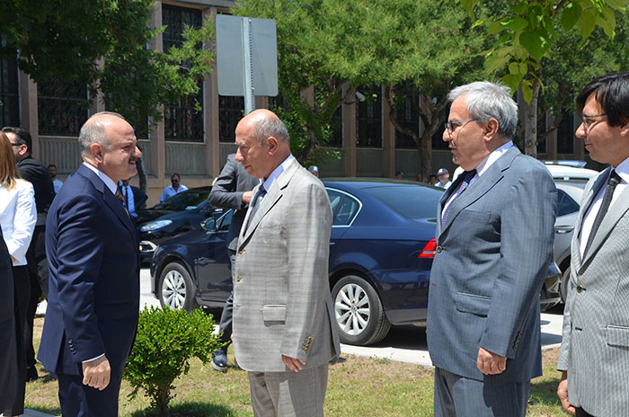 Yayınlanan son Valiler Kararnamesi ile Mersin Valiliği'nden Eskişehir Valiliği'ne atan atanan Vali Özdemir Çakacak bugün görevine başladı. 