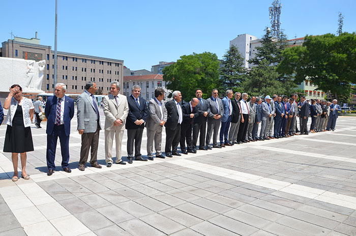 Yayınlanan son Valiler Kararnamesi ile Mersin Valiliği'nden Eskişehir Valiliği'ne atan atanan Vali Özdemir Çakacak bugün görevine başladı. 