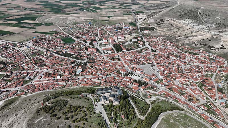 Eskişehir'de Bizans İmparatorluğu döneminde yapıldığına inanılan Seyyit Battal Gazi Külliyesi'nin güzellikleri dron ile havadan kayıt altına alındı.