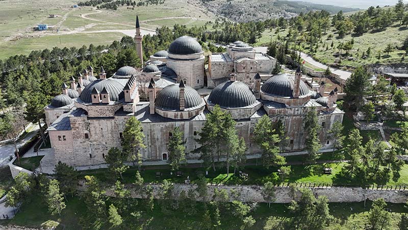 Eskişehir'de Bizans İmparatorluğu döneminde yapıldığına inanılan Seyyit Battal Gazi Külliyesi'nin güzellikleri dron ile havadan kayıt altına alındı.