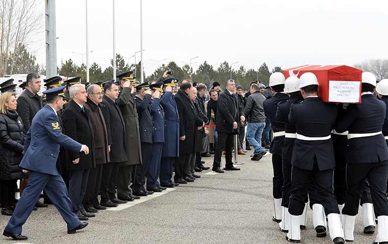 Diyarbakır'da dün yaşanan hain saldırıda şehit olan Ali Sevim, 9 aylık çocuğu ve ailesiyle birlikte Eskişehir Hasan Polatkan Havalimanı'nda karşılandı.