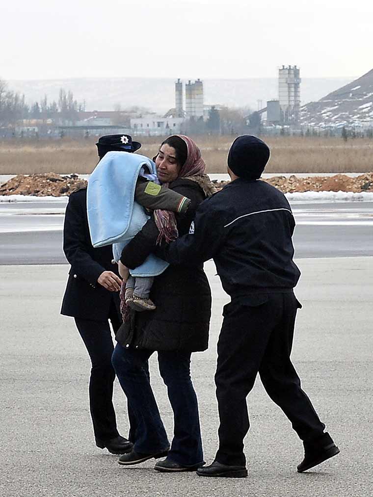 Diyarbakır'da dün yaşanan hain saldırıda şehit olan Ali Sevim, 9 aylık çocuğu ve ailesiyle birlikte Eskişehir Hasan Polatkan Havalimanı'nda karşılandı.