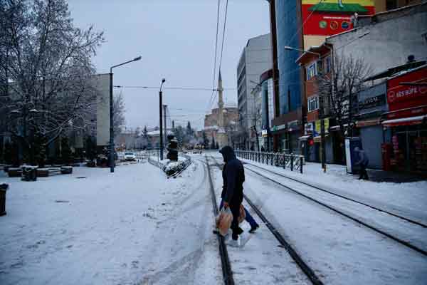 Hava sıcaklığının en düşük sıfırın altında 6, en yüksek 2 derece ölçüldüğü Eskişehir'de, şehir merkezi ile kırsal mahallelerde kar etkili oldu.