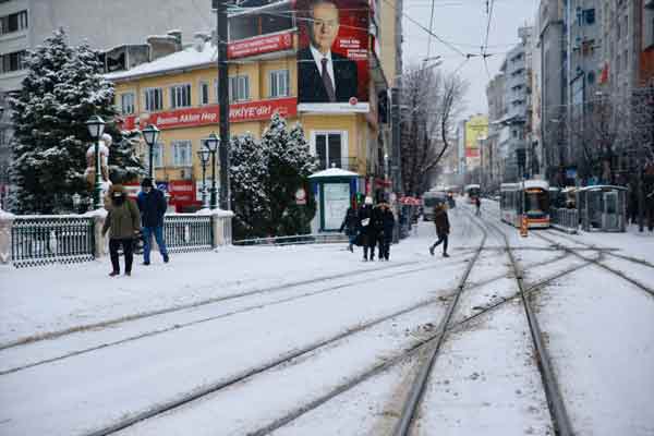 Hava sıcaklığının en düşük sıfırın altında 6, en yüksek 2 derece ölçüldüğü Eskişehir'de, şehir merkezi ile kırsal mahallelerde kar etkili oldu.