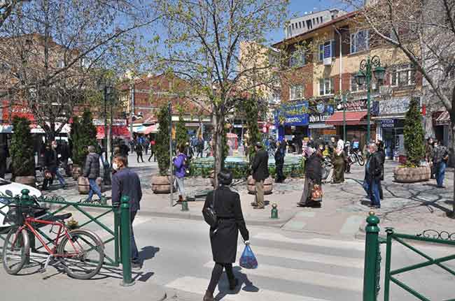 Eskişehir halkı 48 saat süren sokağa çıkma yasağının ardından kendileni sokağa attı. Polis ekipleri ise yaya geçişinin yoğun olduğu noktalarda kontrollü geçiş sağladı. Haber ve Fotoğraflar: Hilal Köver