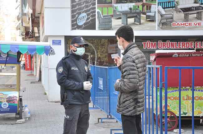 Eskişehir halkı 48 saat süren sokağa çıkma yasağının ardından kendileni sokağa attı. Polis ekipleri ise yaya geçişinin yoğun olduğu noktalarda kontrollü geçiş sağladı. Haber ve Fotoğraflar: Hilal Köver