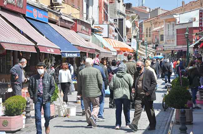 Eskişehir halkı 48 saat süren sokağa çıkma yasağının ardından kendileni sokağa attı. Polis ekipleri ise yaya geçişinin yoğun olduğu noktalarda kontrollü geçiş sağladı. Haber ve Fotoğraflar: Hilal Köver