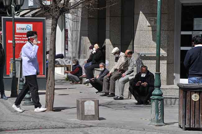 Eskişehir halkı 48 saat süren sokağa çıkma yasağının ardından kendileni sokağa attı. Polis ekipleri ise yaya geçişinin yoğun olduğu noktalarda kontrollü geçiş sağladı. Haber ve Fotoğraflar: Hilal Köver