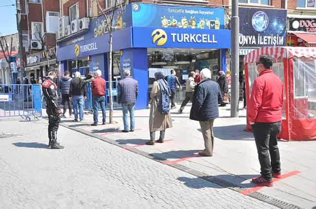 Eskişehir halkı 48 saat süren sokağa çıkma yasağının ardından kendileni sokağa attı. Polis ekipleri ise yaya geçişinin yoğun olduğu noktalarda kontrollü geçiş sağladı. Haber ve Fotoğraflar: Hilal Köver