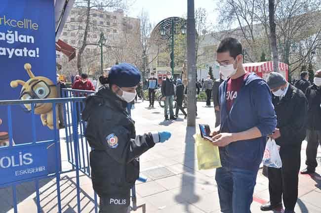 Eskişehir halkı 48 saat süren sokağa çıkma yasağının ardından kendileni sokağa attı. Polis ekipleri ise yaya geçişinin yoğun olduğu noktalarda kontrollü geçiş sağladı. Haber ve Fotoğraflar: Hilal Köver