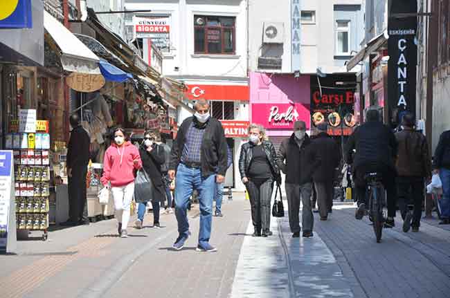 Bankalar önünde uzayıp giden kuyruklarda sosyal mesafe kurallarının uygulanmaması da dikkat çekti