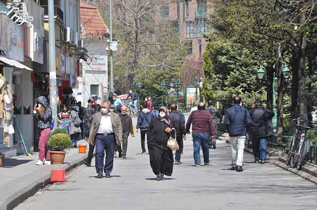 Evden çıkmayan bazı vatandaşlar ise dışarı çıkanlara camlardan seslenerek ‘Evde kal’ çağrısında bulundu