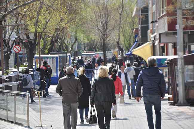 Öte yandan şehrin belli yerlerinde kontrol noktası oluşturan polis ve bekçiler,  kontrollü geçiş sağladı. 