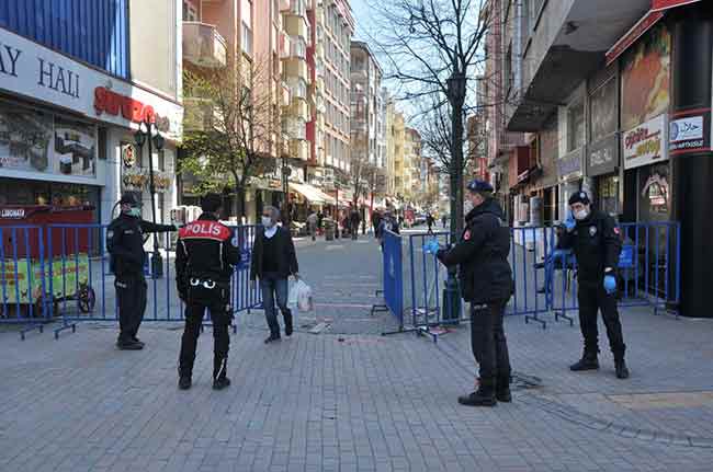 Vatandaşlara nereye ve neden gittiklerini soran ekipler, 65 yaş üstü ile 20 yaş altı kişilerin devam eden sokağa çıkma yasağı nedeniyle kimlik kontrolü yaptı