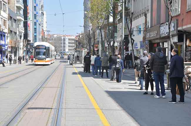 Barikatlar önünde oluşan kuyruklarda sosyal mesafenin korunması amacıyla yere kırmızı şeritler çizildiği görüldü