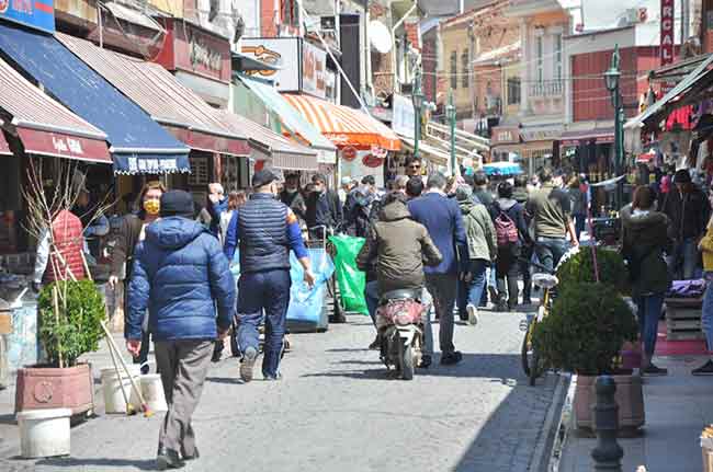 Eskişehir halkı 48 saat süren sokağa çıkma yasağının ardından kendileni sokağa attı. Polis ekipleri ise yaya geçişinin yoğun olduğu noktalarda kontrollü geçiş sağladı. Haber ve Fotoğraflar: Hilal Köver