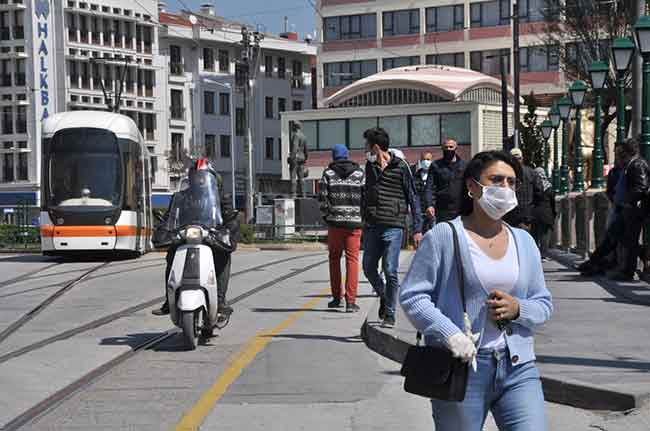 Eskişehir halkı 48 saat süren sokağa çıkma yasağının ardından kendileni sokağa attı. Polis ekipleri ise yaya geçişinin yoğun olduğu noktalarda kontrollü geçiş sağladı. Haber ve Fotoğraflar: Hilal Köver