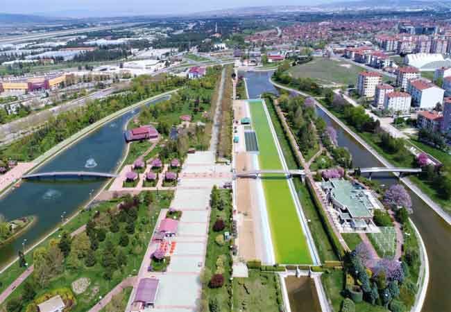  Normal günlerde insan yoğunluğunun fazla olduğu alanlar boşalırken, Eskişehir’in en hareketli parklarından olan Kent Park’ın tenha anları havadan görüntülendi.