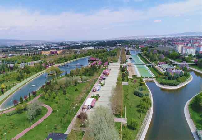 Günlerdir adeta çıt çıkmayan şehirde, drone ile görüntülenen Kent Park’ın yanı sıra birçok alan da sessizliğini korudu.