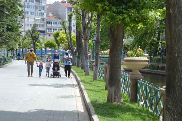 Bisikletle gezen, çocuklarıyla parkta vakit geçiren...