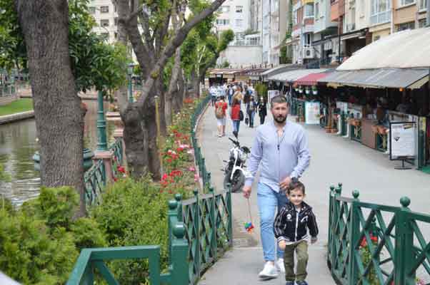 ...köprülerde fotoğraf çekilen vatandaşlar kısıtlamasız ilk cumartesinin tadını çıkardı.