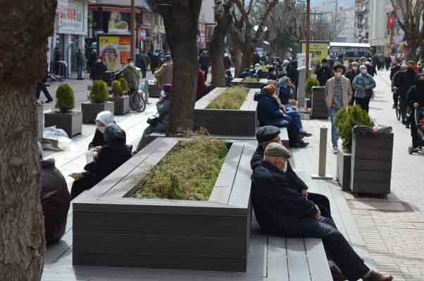 Başka bir vatandaş Bahri Yücel, “Ben işlek yerindeyim, buradan günde binlerce insan geçer. Karşılaştığımı bazı manzaralar yüzünden üzülüyorum. Kurallara uyma oranı azaldı. Dikkat etmezsek acısını hepimiz çekeceğiz. Gevşeyen kısıtlamalardan sonra gerek lokantalarda, gerek kahvehanelerde mesafeyi unuttuk. Devletin ve Bilim Kurulunun uyarılarını dikkate almıyoruz. Özellikle gençler fırsatını bulduğu anda maskeleri çıkarıyorlar” diye belirtti.