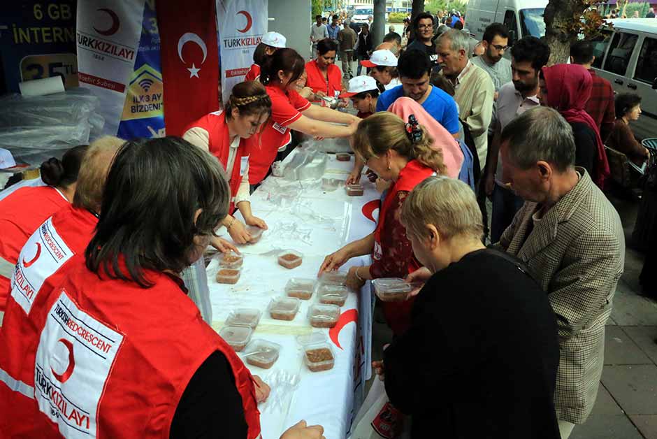 Eskişehir Kızılay'dan aşure dağıtımı