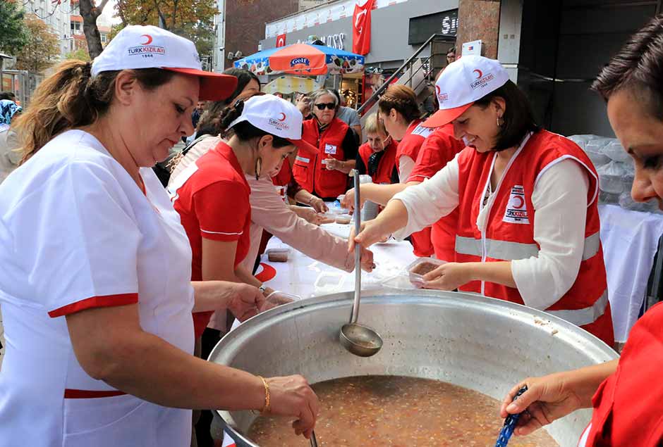 Eskişehir Kızılay'dan aşure dağıtımı