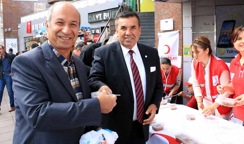 Eskişehir Kızılay'dan aşure dağıtımı