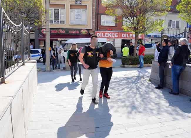 Ayrıca ekiplerce, şüphelilere ait banka kartları, cep telefonu, bilgisayar ve dijital materyallere el konuldu. 