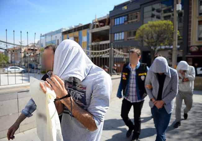 Öte yandan kente getirilen şüphelilerden 5’i emniyetteki işlemleri akabinde Eskişehir Adalet Sarayına sevk edildi. 