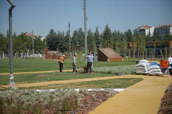 ...Yeni stadyumu da yine Türk Dünyası Kültür Ajansı katkılarıyla yaptık. Bahçenin altında bulunan otopark, şehir merkezindeki trafik sıkışıklığına çözüm getireceğini ümit ediyoruz."