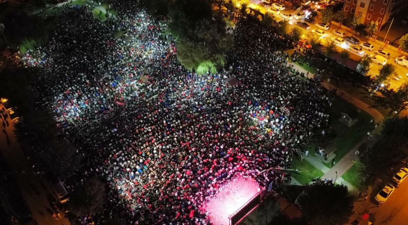 Eskişehir'de dev ekran kuruldu ve tüm Türkiye gibi Eskişehirliler de dün saat 22:00'da başlayan milli maç ile tek yürek oldu. Oldukça heyecanlı ve umut dolu bir milli maç izleyen Eskişehirliler, maç sonuna kadar A Milli Takıma coşkuyla destek verdi.