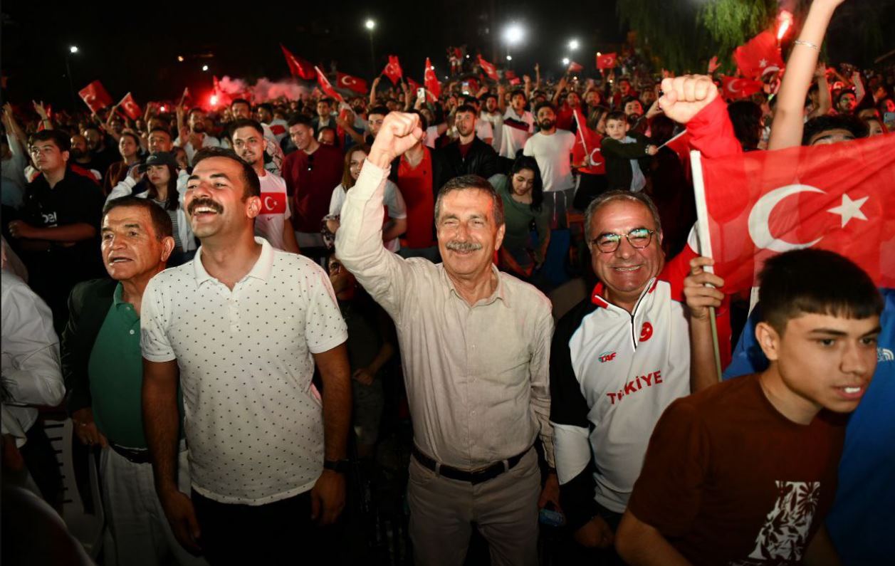 Eskişehir'de dev ekran kuruldu ve tüm Türkiye gibi Eskişehirliler de dün saat 22:00'da başlayan milli maç ile tek yürek oldu. Oldukça heyecanlı ve umut dolu bir milli maç izleyen Eskişehirliler, maç sonuna kadar A Milli Takıma coşkuyla destek verdi.