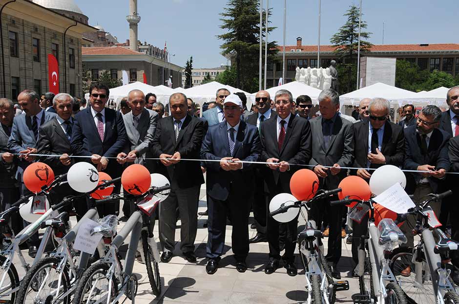 Eskişehir’de Halk Sağlığı Müdürlüğü tarafından obeziteye karşı farkındalık ve hareketli yaşam için düzenlenen ‘Bisiklet Dağıtım’ tören programı ile 479 bisiklet gençlere teslim edildi. 