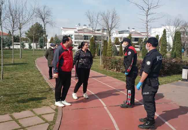 Eskişehir’de de, Korona virüs salgınına karşı İl Emniyet Müdürlüğüne bağlı polis ekipleri, yapılan uyarıları dikkate almayan veya kendince esnetmeye çalışan vatandaşları hem ekip aracı megafonuyla hem de sosyal mesafeyi gözetip birebir görüşerek tek tek salgın hakkında bilgilendirdi. 