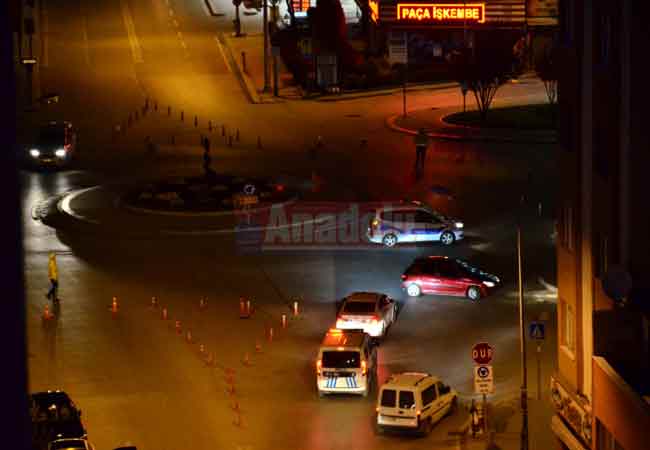 Sokağa çıkma yasağının ardından ihtiyaçlarını almak isteyen Eskişehirliler sokağa döküldü. 