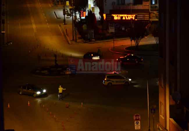 Yasağın ilan edilmesiyle birlikte İl Emniyet Müdürlüğü Trafik Şubesi ekipleri kentin uğrak noktalarında görev aldı.